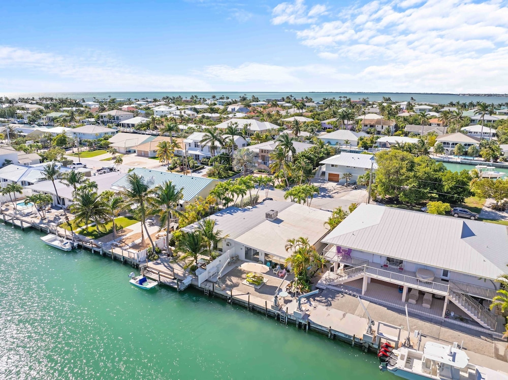 Seabreeze Cove Waterfront Gem 38 Foot Dock Cabana Club