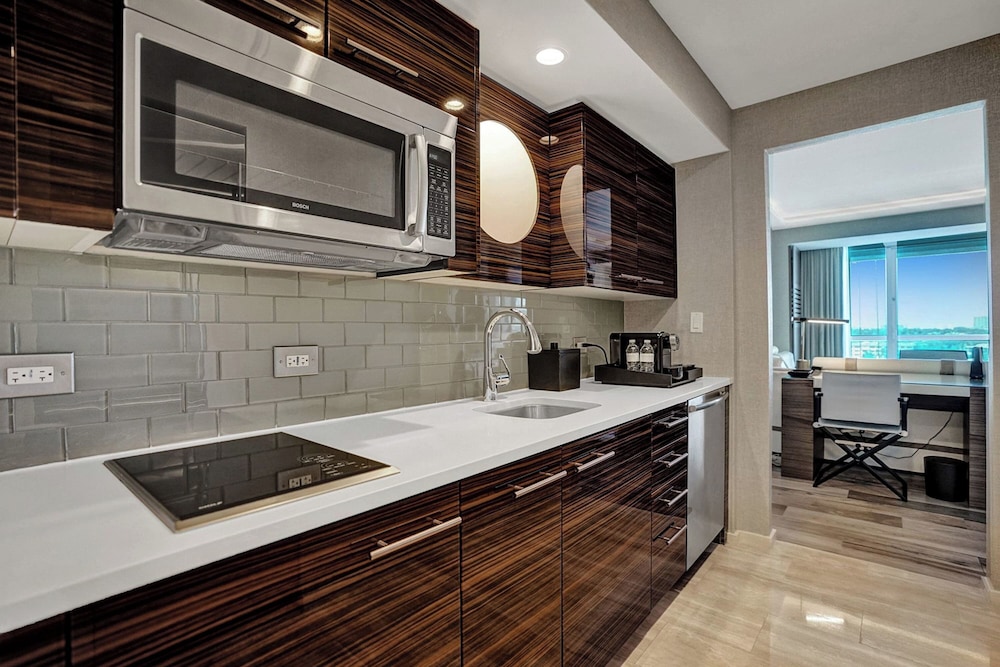 Chic Beachfront Bliss: Your Perfect 1 BR Retreat !