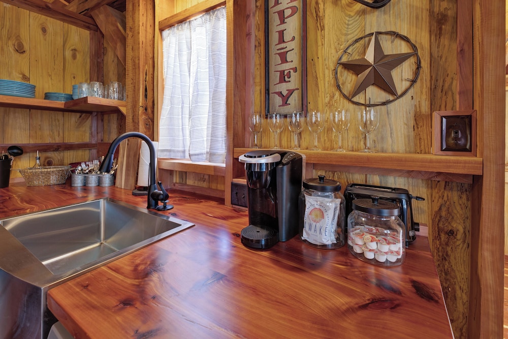 Texas Sawmill Cabin W/hot-tub, Pet-friendly, Minutes to Downtown!
