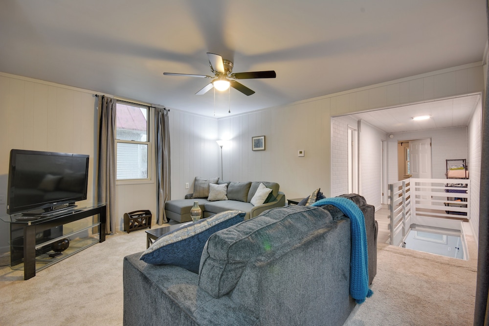2 Mi to Historic District: Cozy Home in Quincy!