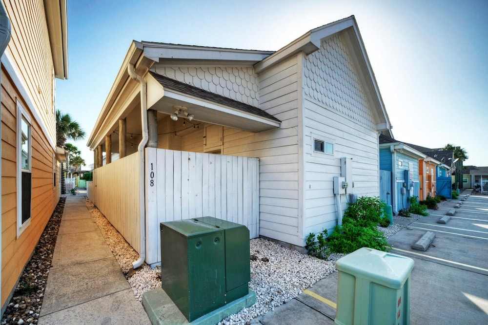 Pool, Playground, Patio Living, Family-friendly Clamshell Cottage by Avantstay view 5