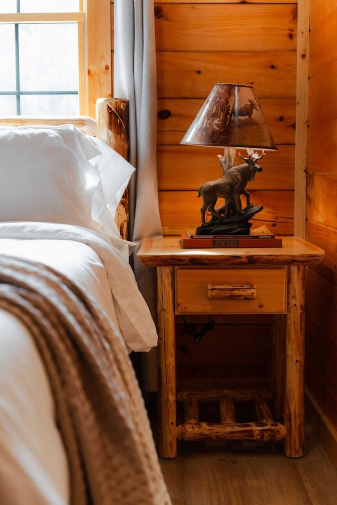 Sleeps 16! Luxury Cabin With Game Room & Hot Tub