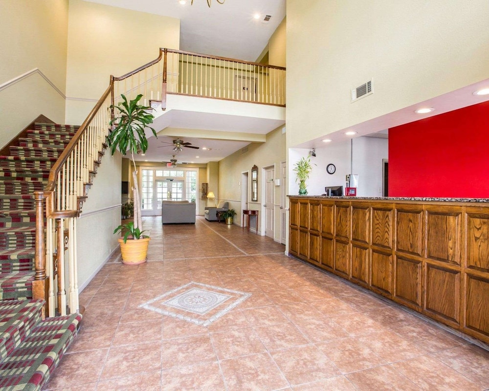 Birmingham Vacations - Econo Lodge - Property Image 2