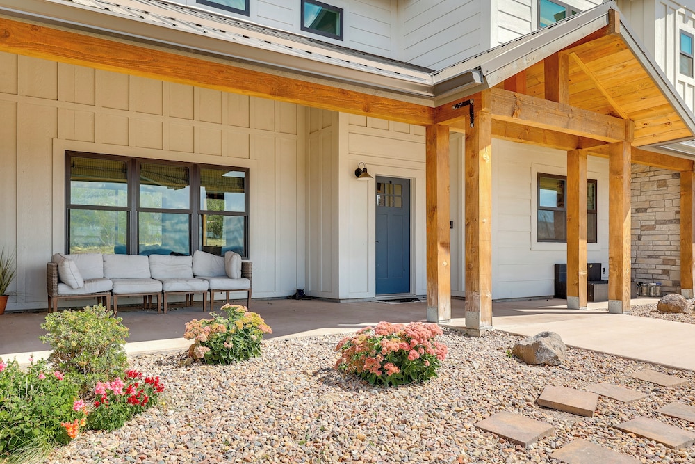 Nat'l Forest Access & Mtn Views: Family Eagar Home