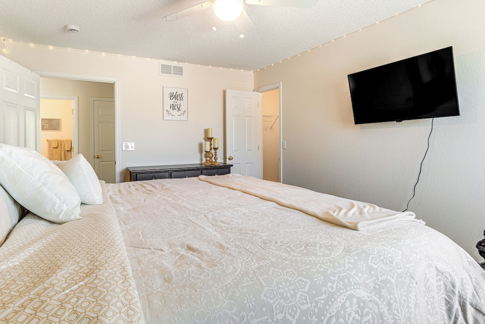 Pet-friendly Retreat w/ Fenced Yard in Denver