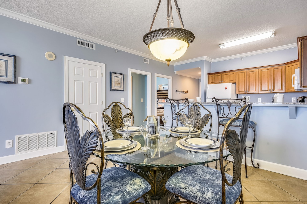 Twin Palms by Book That Condo