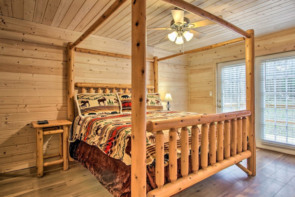 Gatlinburg Cabin: Hot Tub, Deck, Games