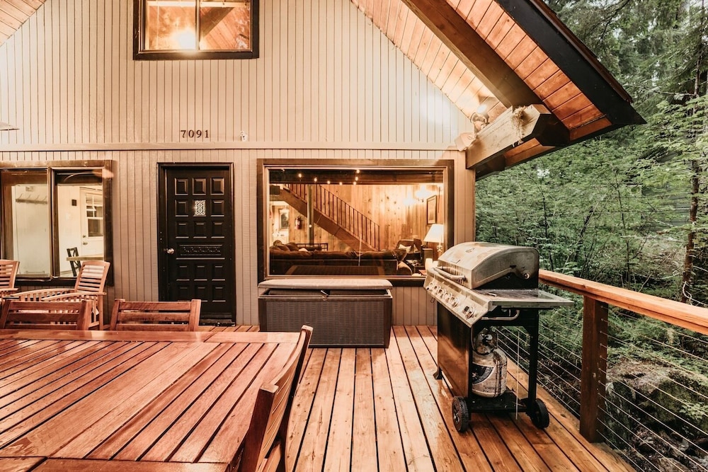 98sl - Hot Tub - Bbq - Pets Ok - Wifi - Sleeps 6 2 Bedroom Home by RedAwning