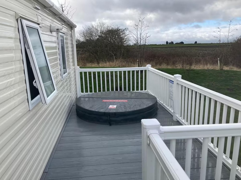 Caravan-sleep8-hottub-freep-balcony-familyfriendly