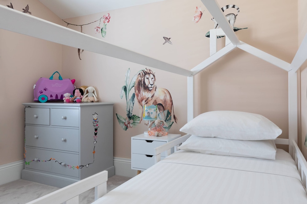 Crondace Road by Onefinestay
