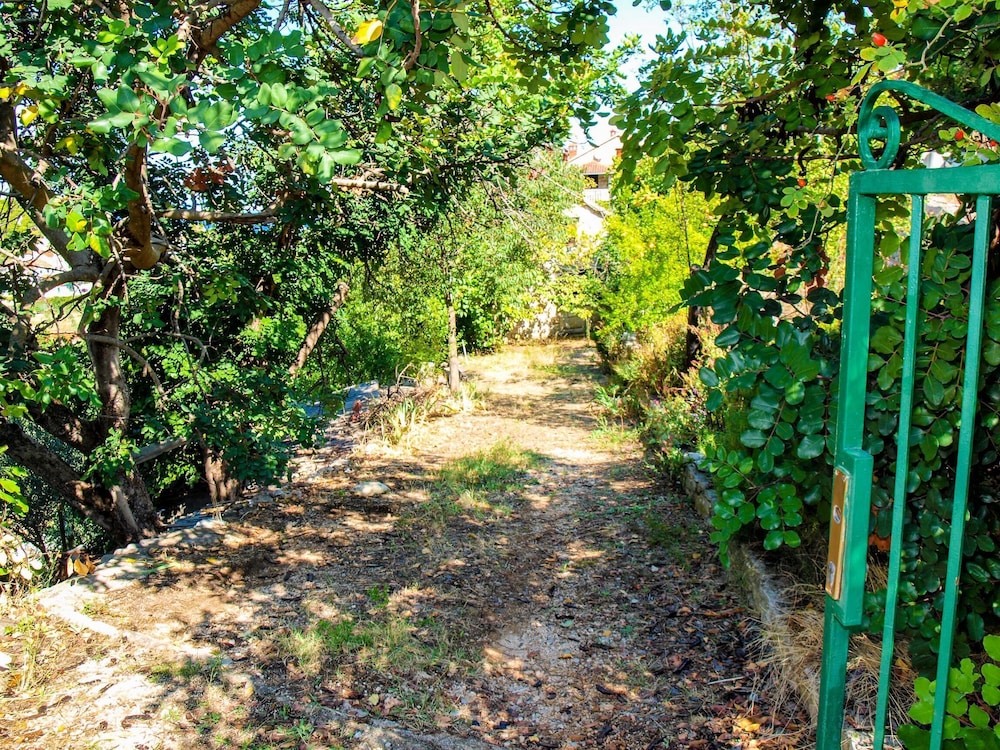 Romantic Apartment With big Garden and Grill view 3