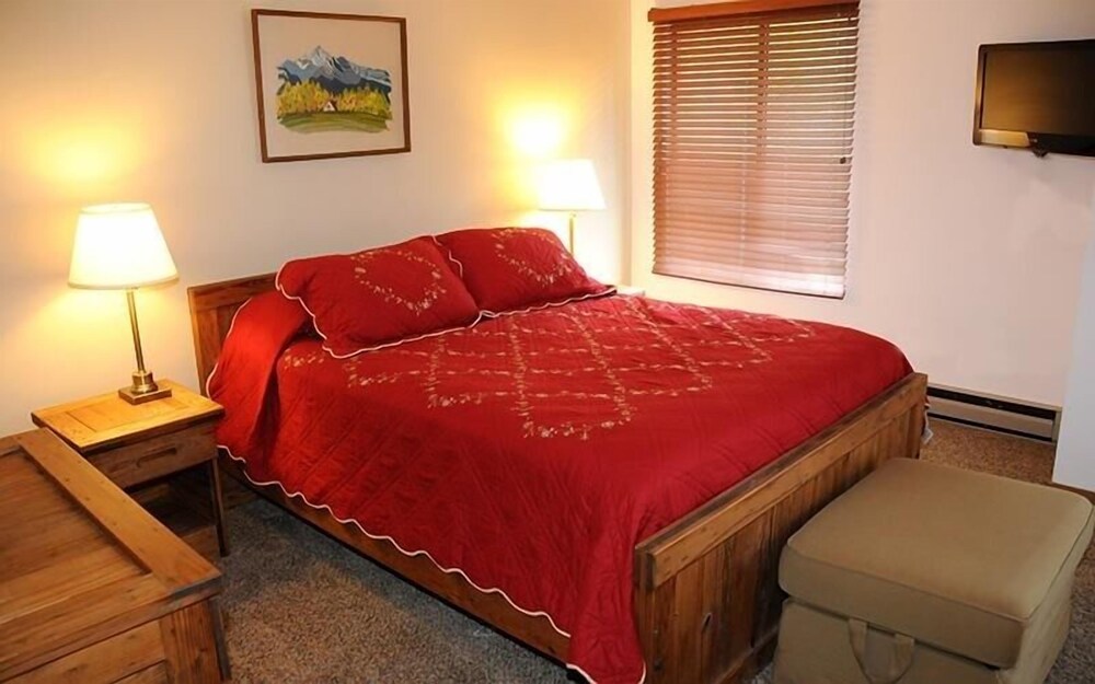 Seven Springs Swiss Mountain 3 BR Condo, Sleeps 8! by RedAwning view 5
