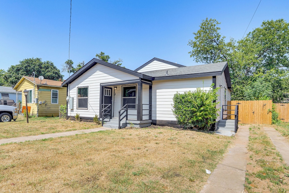 Fenced-in Yard: Home < 5 Mi to Dtwn Dallas!