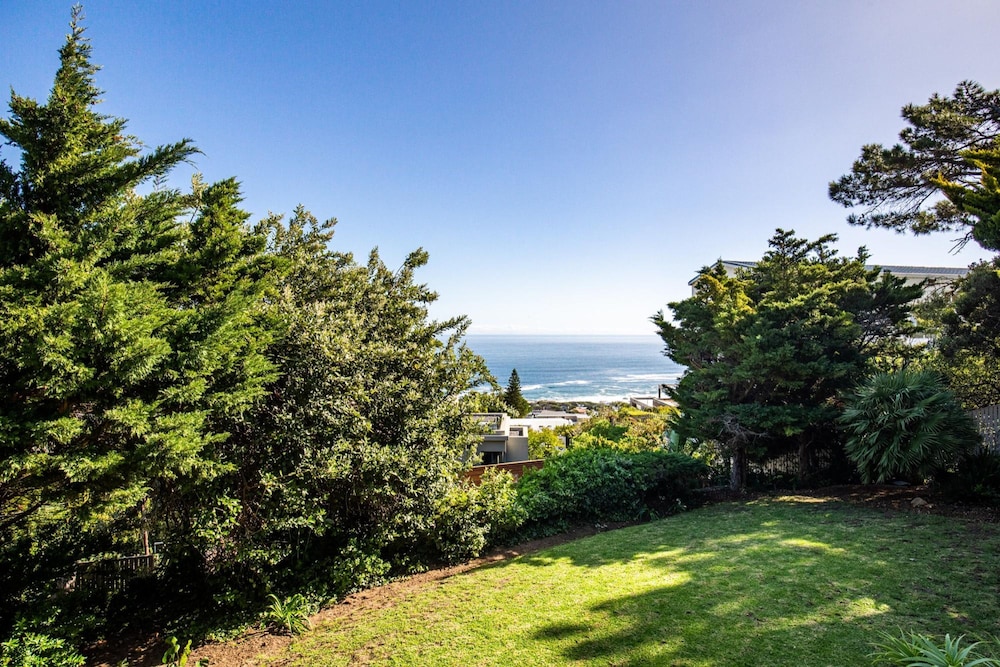 Camps Bay 4bed Home w Pool and Views Alma Marina