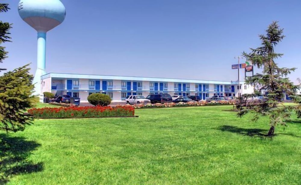 Country Host Motel - Property Image 1