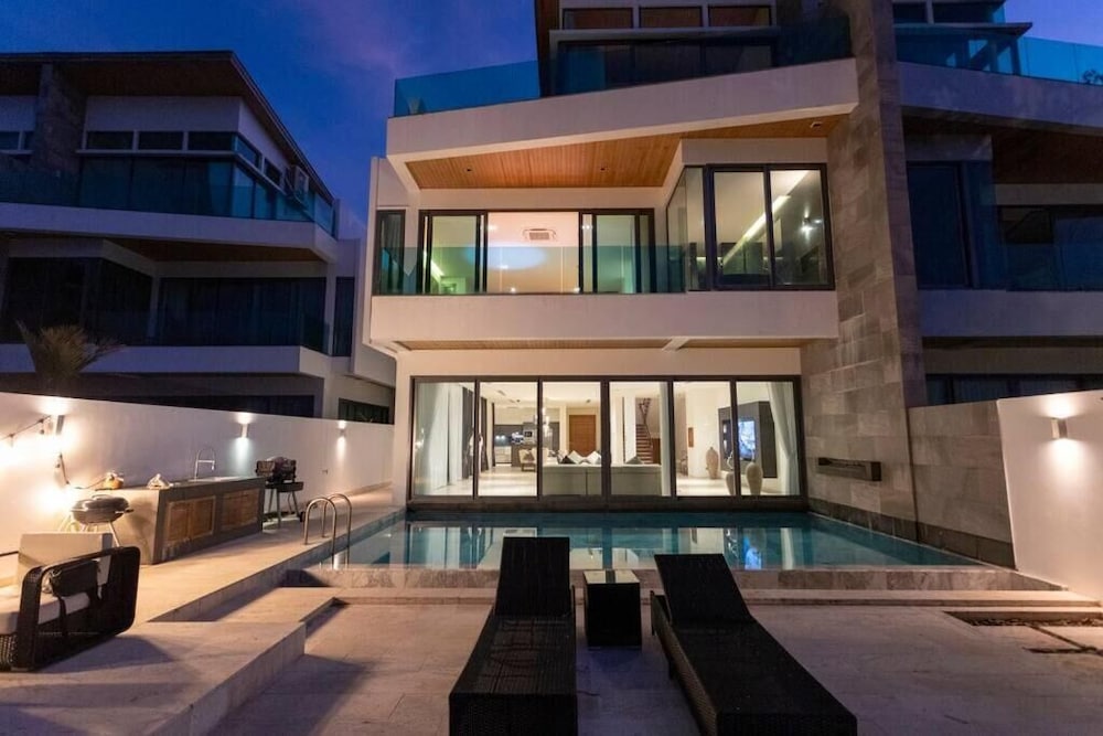 Beachfront Villa 3BR Infinity Pool V38