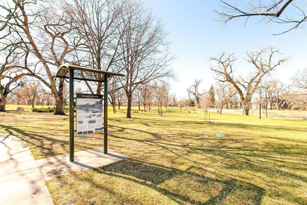 4 Mi to Downtown Denver: Washington Park Hideaway!
