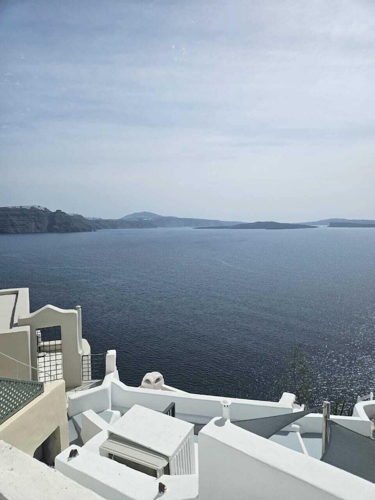 Phaos Oia Suites