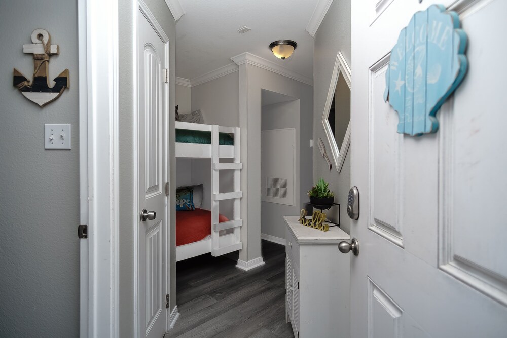 Seascape 1215 Studio Bedroom Condo by RedAwning