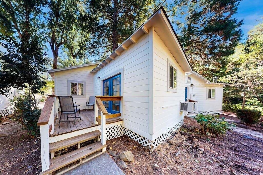 Rouge Cobb Mountain Hotel - Cabin 4