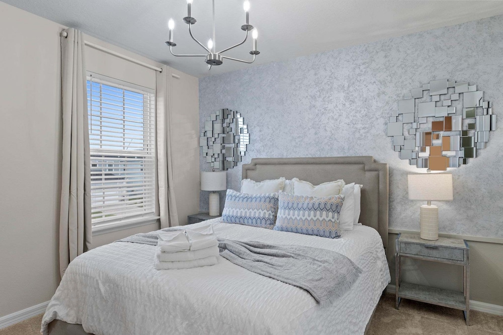 Chic 7bed With Private Pool Theme Bedrooms