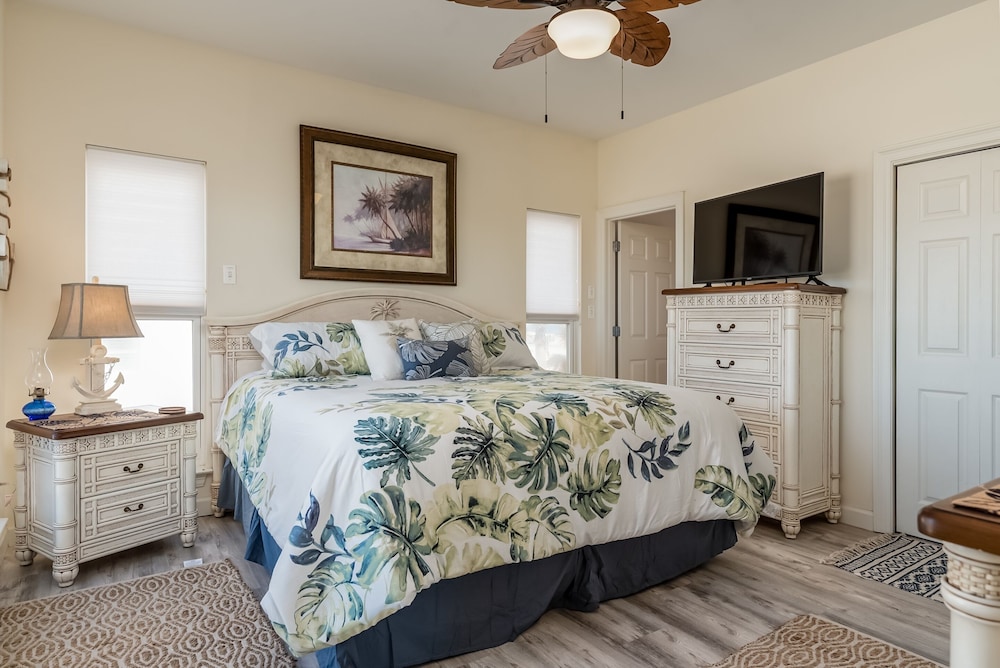 West End Girl - Bay Beach, Gulf Beach, Or West End Park - All Just Steps Away! You Can't Beat The View! 4 Bedroom Home by RedAwning view 5