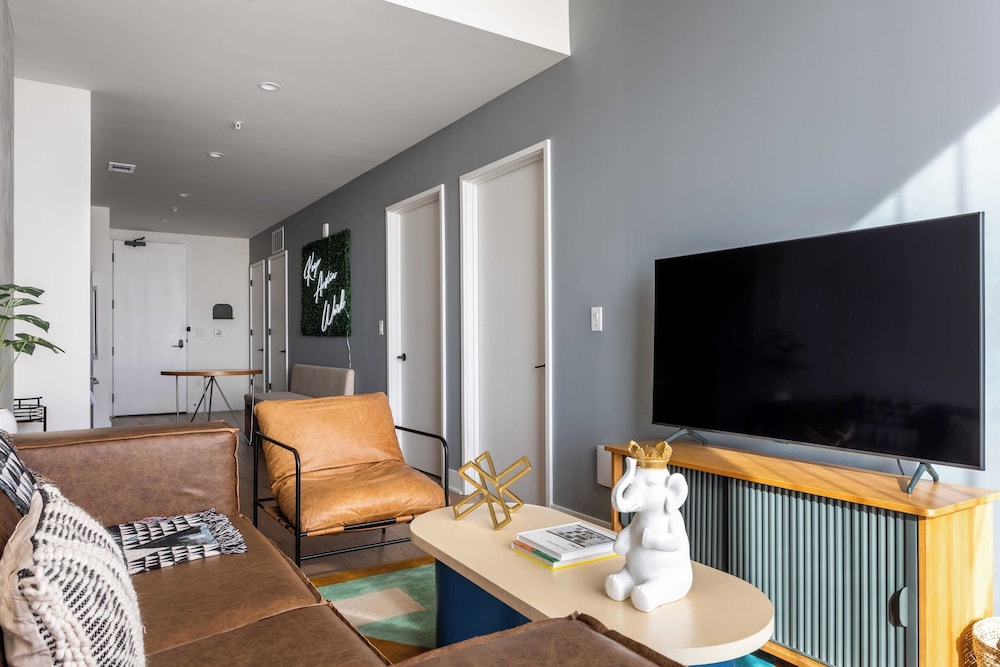 Luxe High Rise Near DT Austin w/ Views Rooftop Pool, Gym, & Luxe Amenities