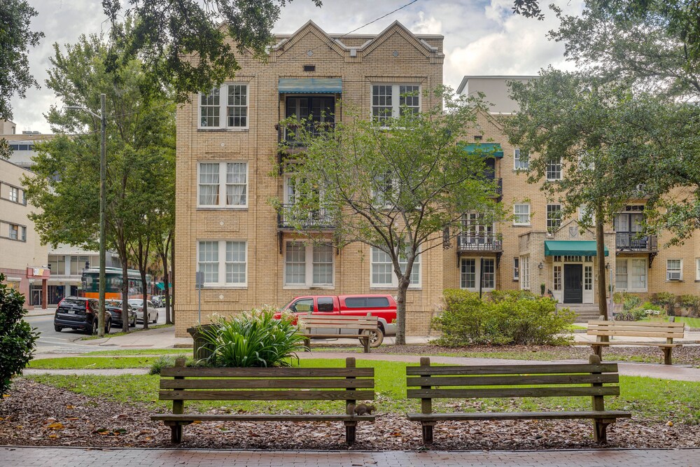 Walkable Savannah Escape in Historic District! view 4