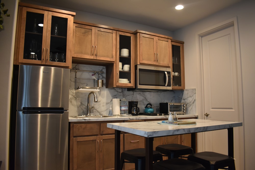 353 Hinds Avenue 1 Bedroom Apts by RedAwning view 3