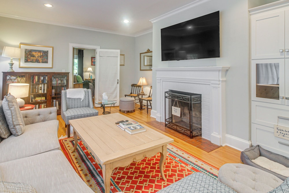 Walk to Dining & Shops: Historic Belmont Home