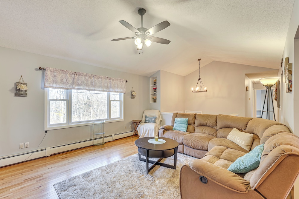Pool, Deck & Grill: Spacious Apt in Naugatuck!
