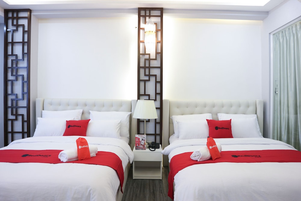 RedDoorz Premium @ Nguyen Oanh Street