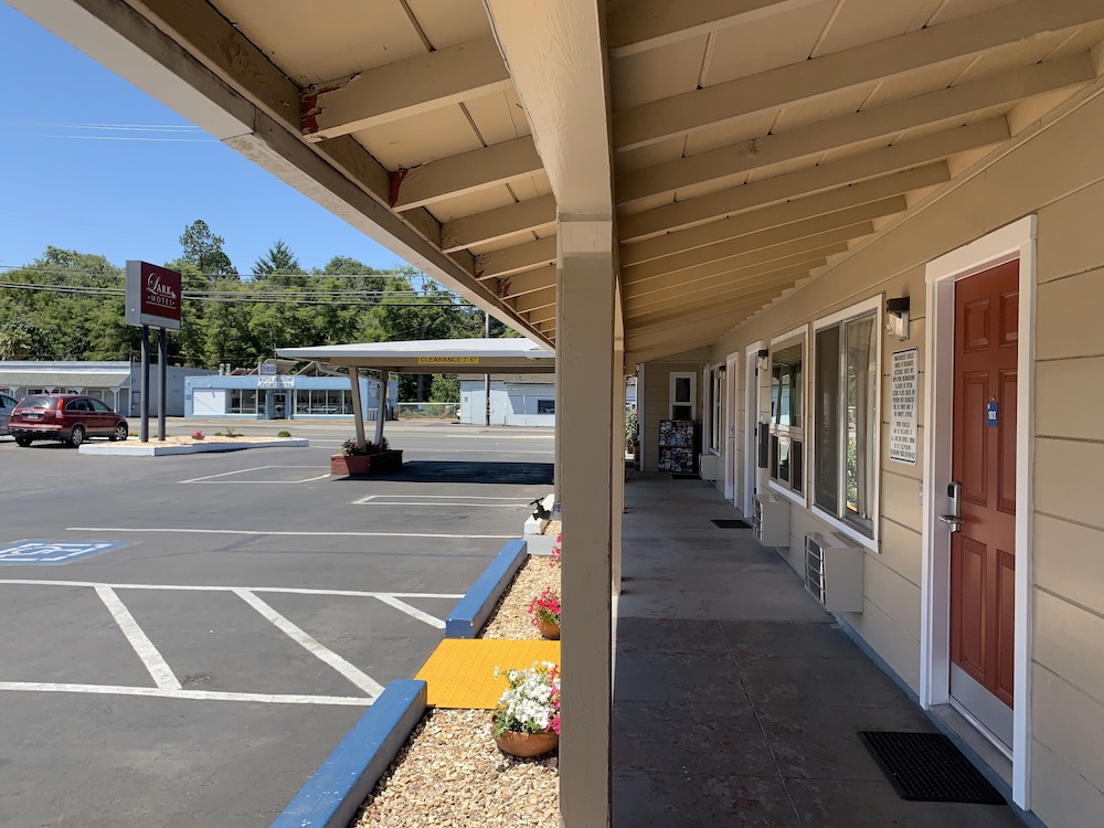 Lark Motel