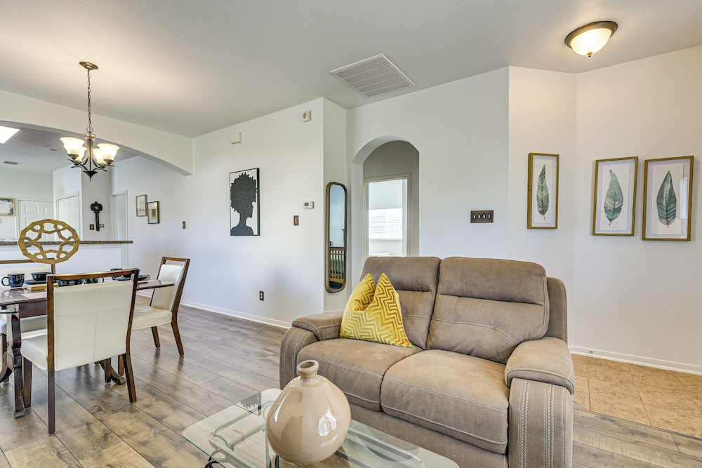 < 1 Block to Park: Family-friendly Houston Home!