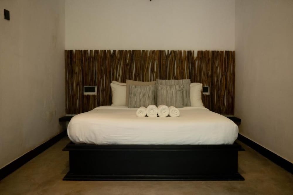 Banana Bunks Mirissa