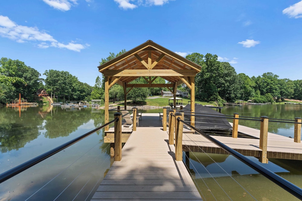 Shady Daze: Waterfront Home w/ Deck, Hot Tub & Lake Views