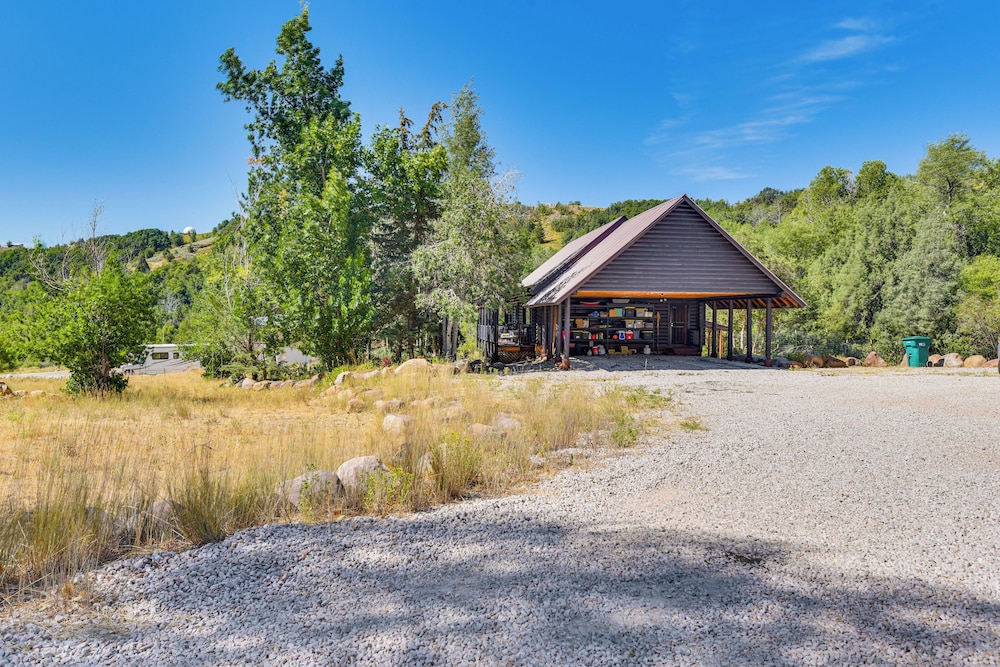 Ski, Hike & More: Homey Huntsville Retreat!