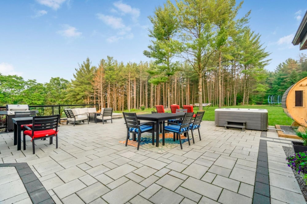 Georgina. New 4 Bedroom House Near Lake Simcoe