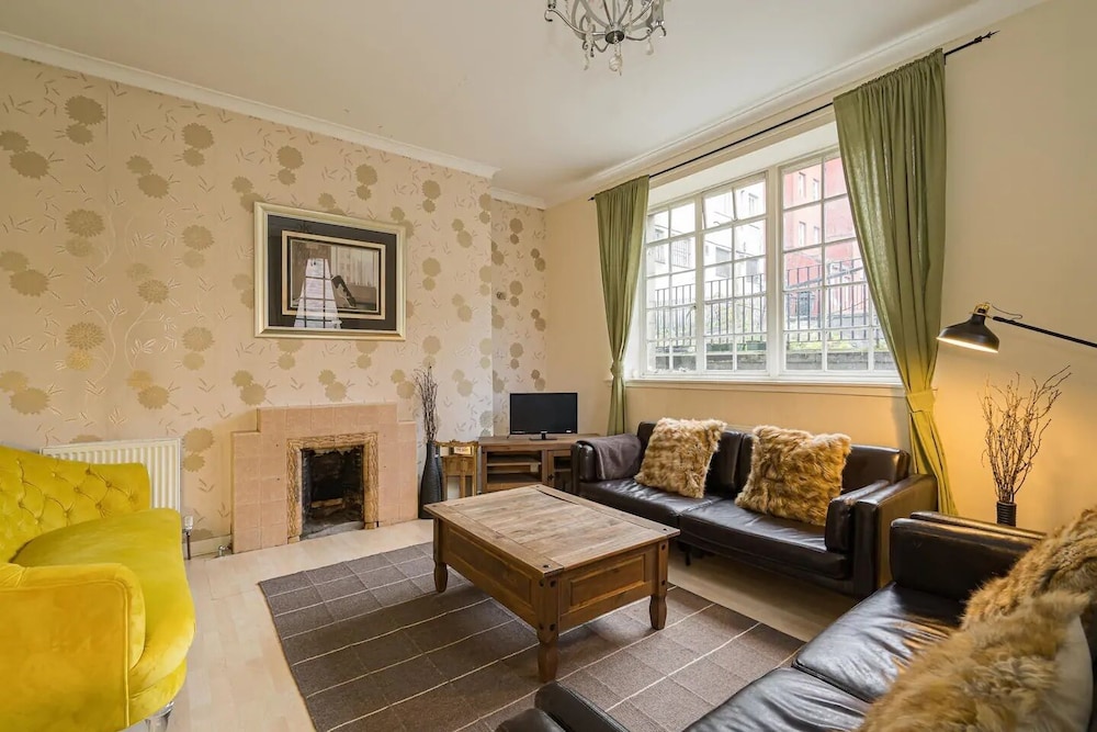 Stunning Royal Mile Old Town Apartment view 4