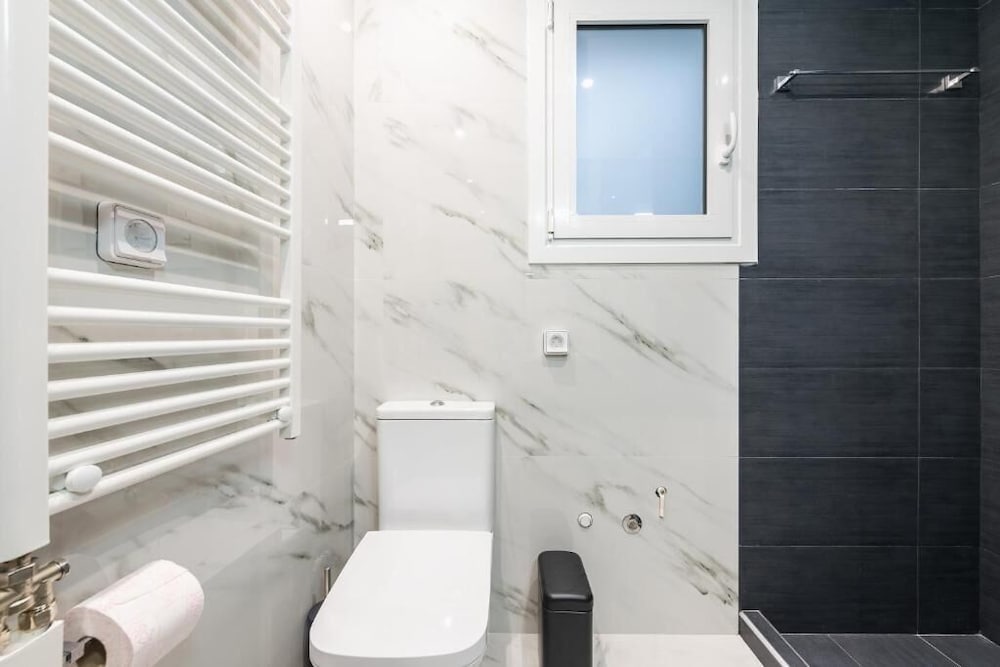 Athens Central Pangrati - Varnava Square Modern Apartment for 5