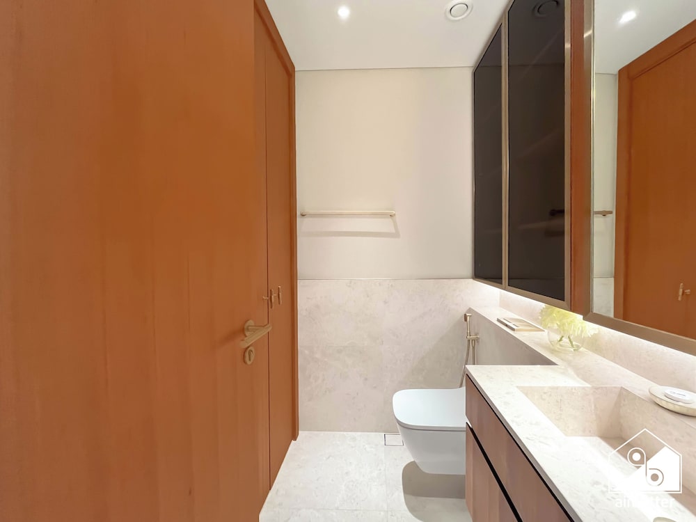 Luxury Beachfront 1BR on Palm Jumeirah & Balcony