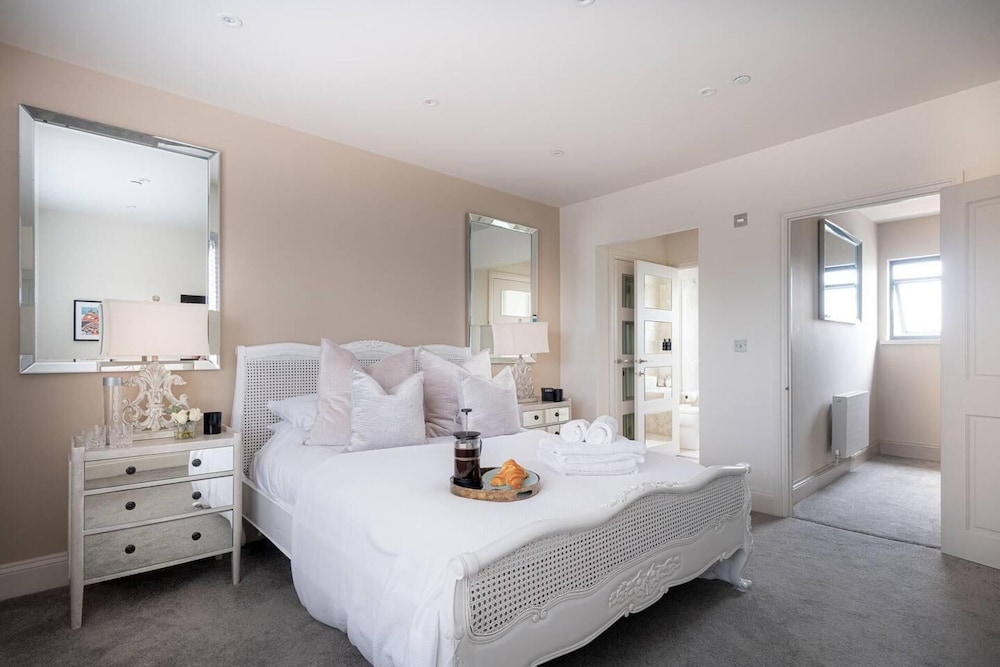 Contemporary Luxury Town House Cheltenham view 4