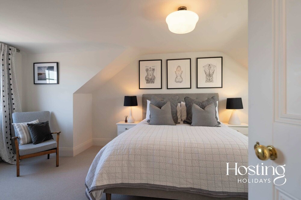 The Aston - Superbly Equipped 4 Bedroom Townhouse view 4