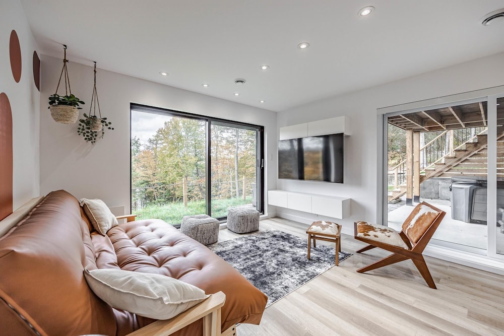 Valhalla - Scandinavian Style Chalet Directly on the Lake With Upscale Amenities and Private hot tub