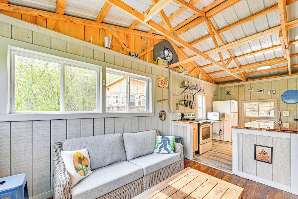 Secluded on 10 Acres: Livingston Getaway w/ Sauna!