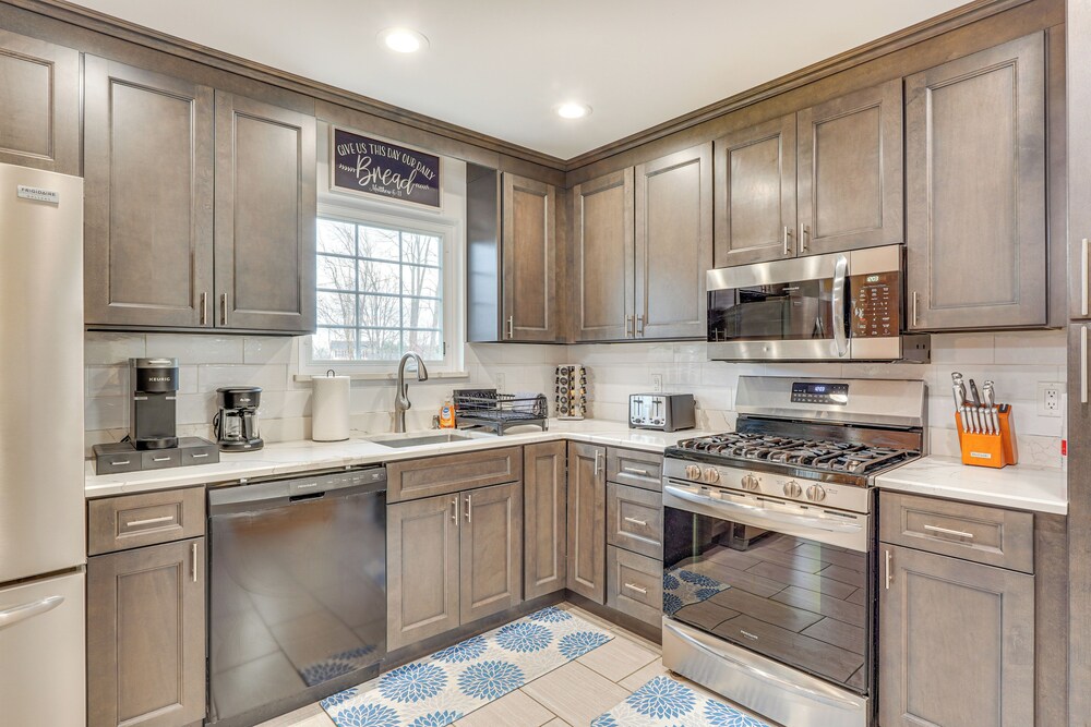 4 Mi to Hudson River: Cozy Newburgh Home!