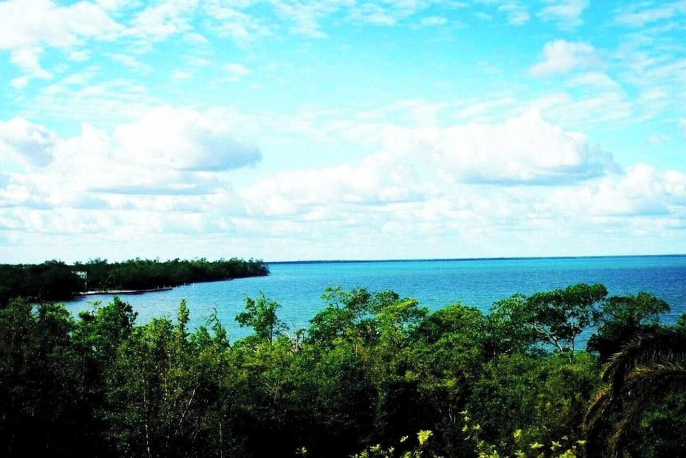 Poolside Seaview Studio With Infinity Pool & Overwater Deck Near Airport, 1st FL