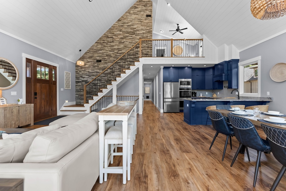 Blue Heron by Avantstay Lakefront Dock Pool Theater Sleeps 22