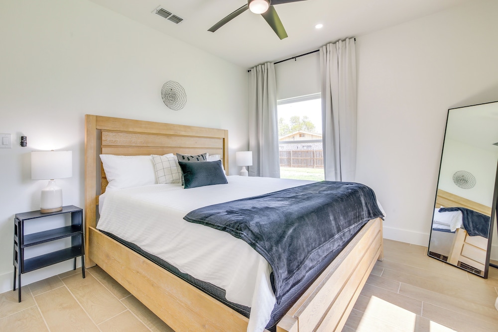 Stylish Brownsville Stay: Coastal Day Trips!