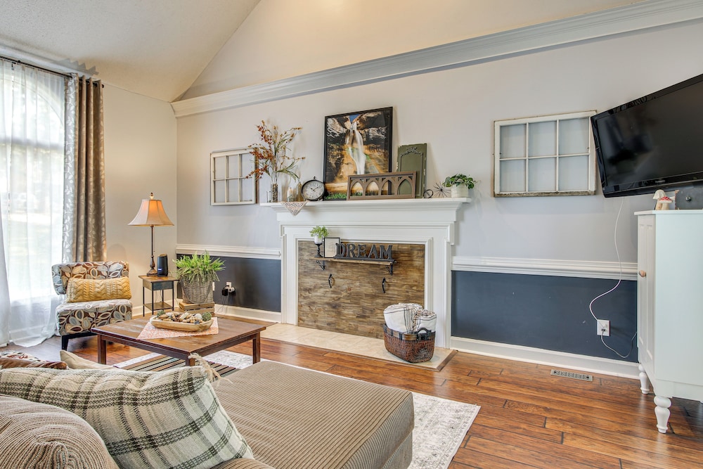 3 Mi to Marina: Quiet Getaway w/ Deck in Lexington